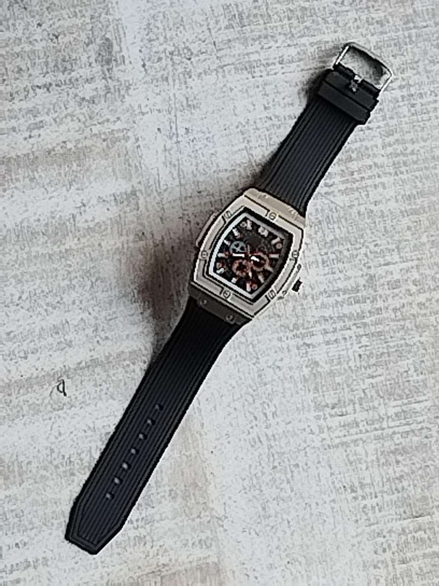 MENS BULKY 55MM FASHION WATCH IN EXCELLENT WORKING CONDITION