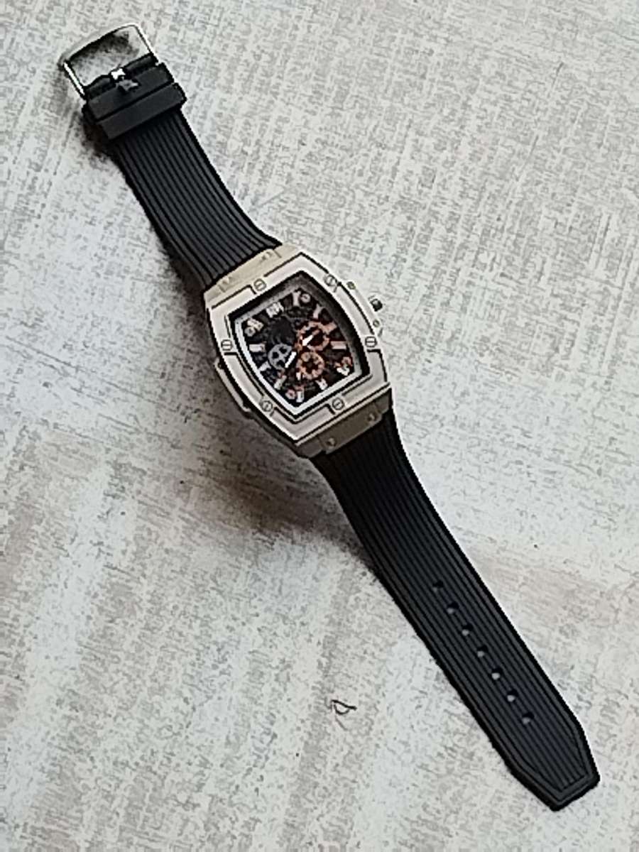 MENS BULKY 55MM FASHION WATCH IN EXCELLENT WORKING CONDITION