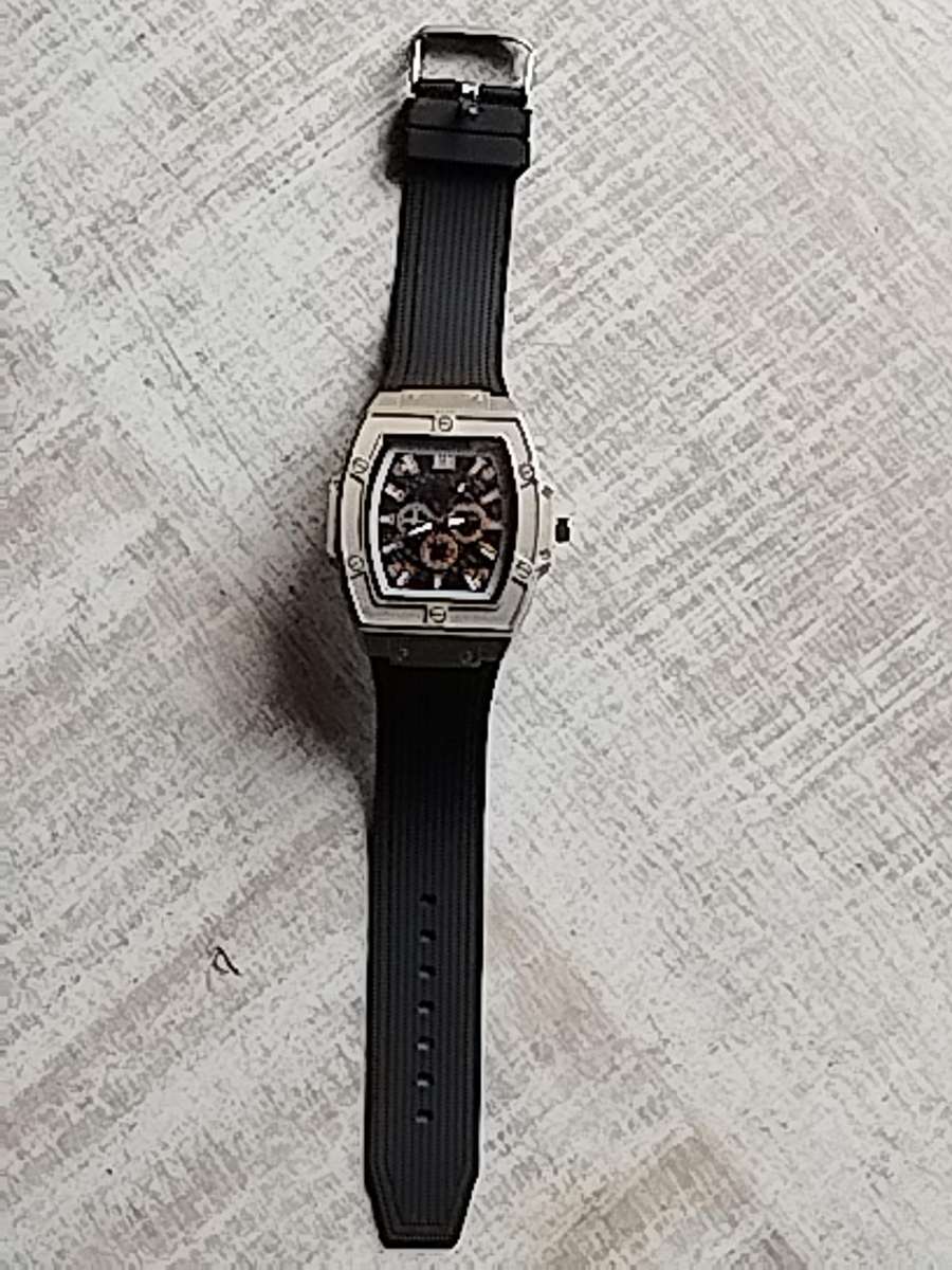 MENS BULKY 55MM FASHION WATCH IN EXCELLENT WORKING CONDITION