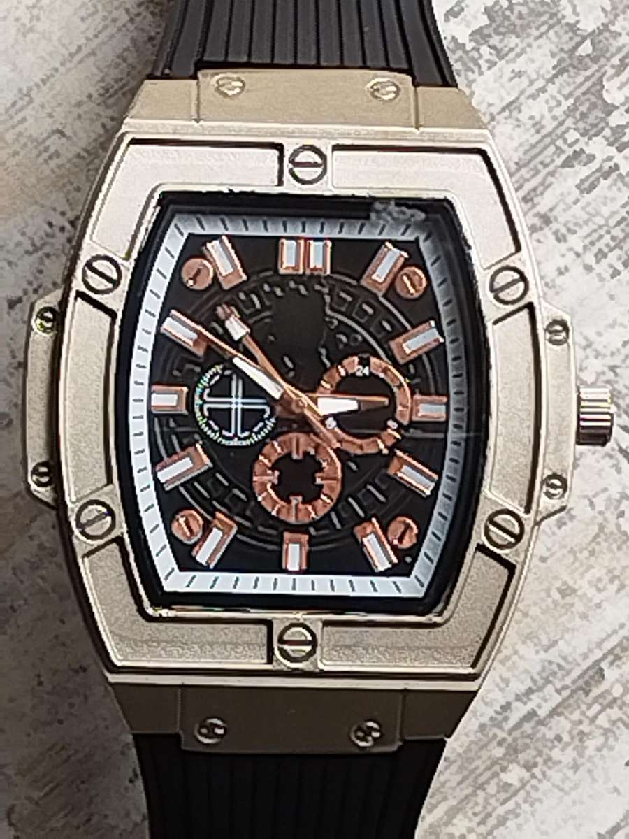 MENS BULKY 55MM FASHION WATCH IN EXCELLENT WORKING CONDITION