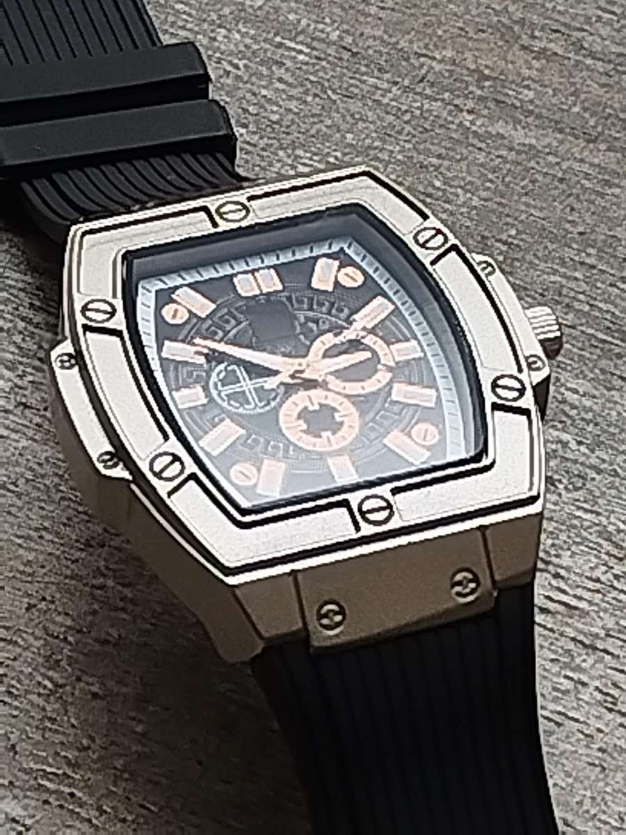 MENS BULKY 55MM FASHION WATCH IN EXCELLENT WORKING CONDITION