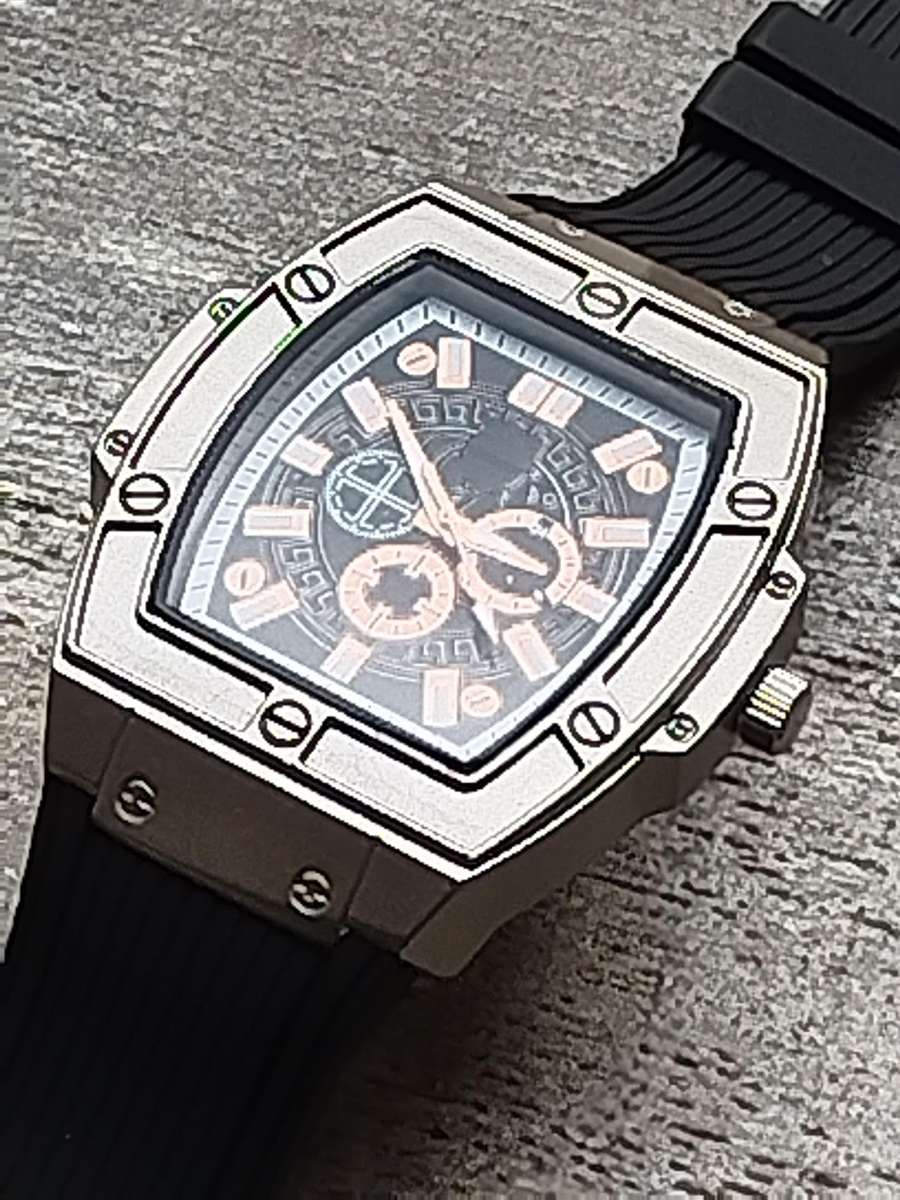 MENS BULKY 55MM FASHION WATCH IN EXCELLENT WORKING CONDITION