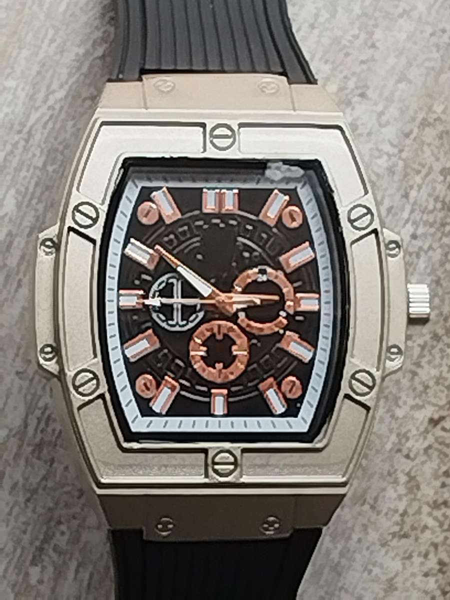 MENS BULKY 55MM FASHION WATCH IN EXCELLENT WORKING CONDITION