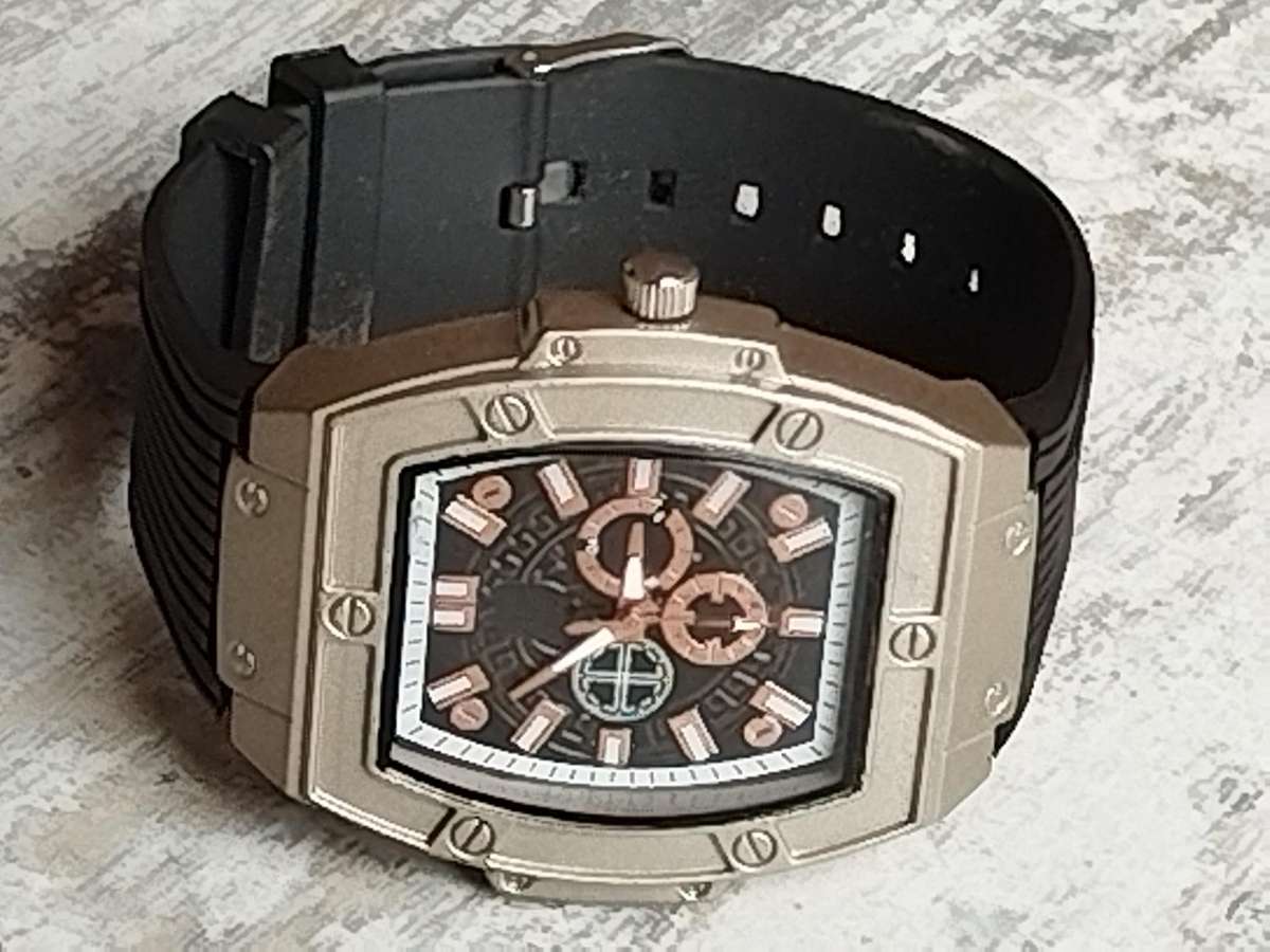 MENS BULKY 55MM FASHION WATCH IN EXCELLENT WORKING CONDITION