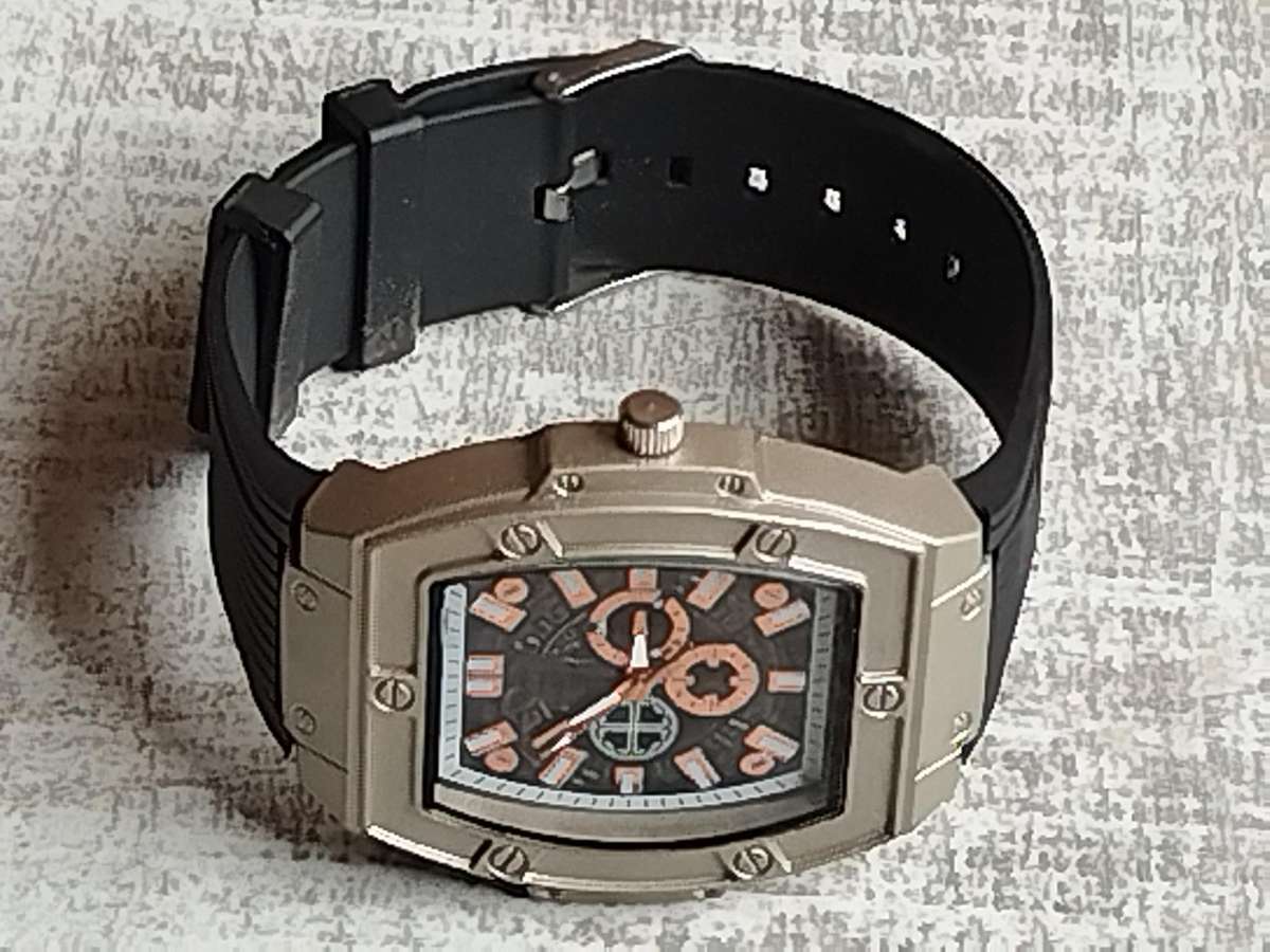 MENS BULKY 55MM FASHION WATCH IN EXCELLENT WORKING CONDITION