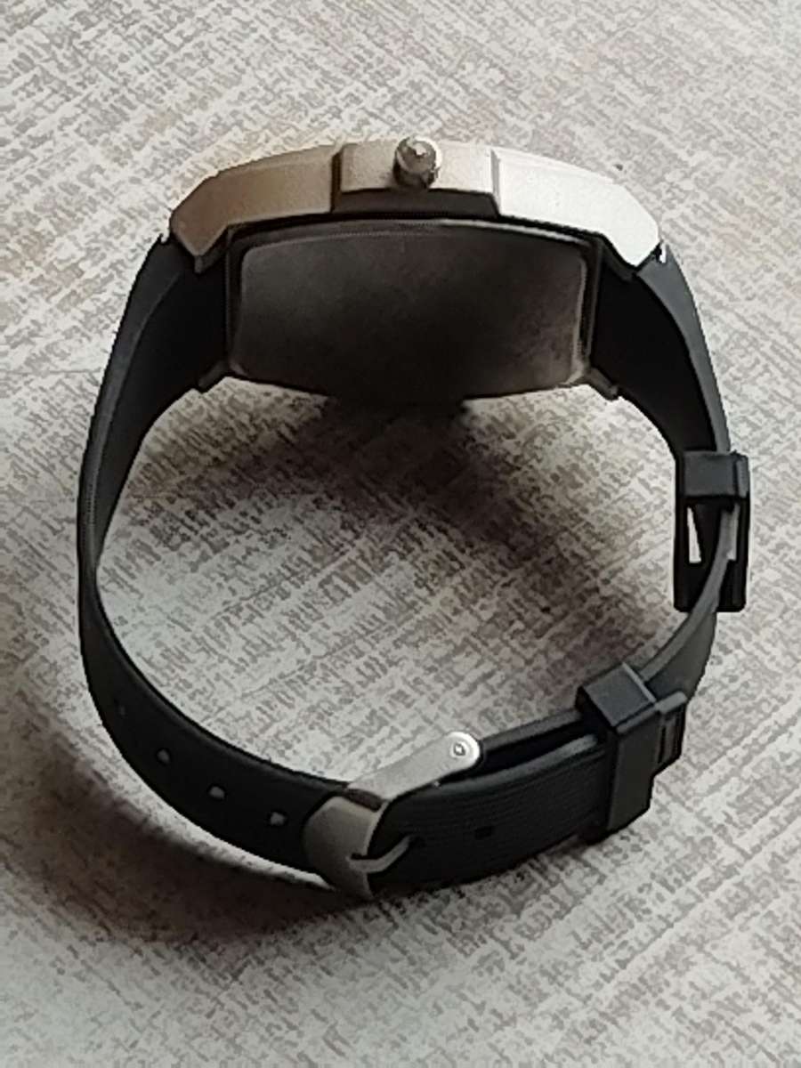 MENS BULKY 55MM FASHION WATCH IN EXCELLENT WORKING CONDITION