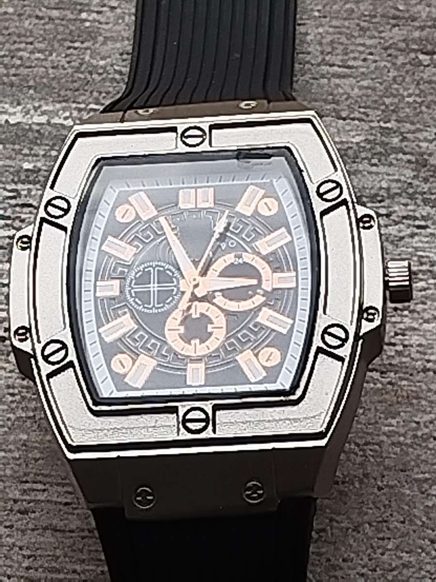 MENS BULKY 55MM FASHION WATCH IN EXCELLENT WORKING CONDITION