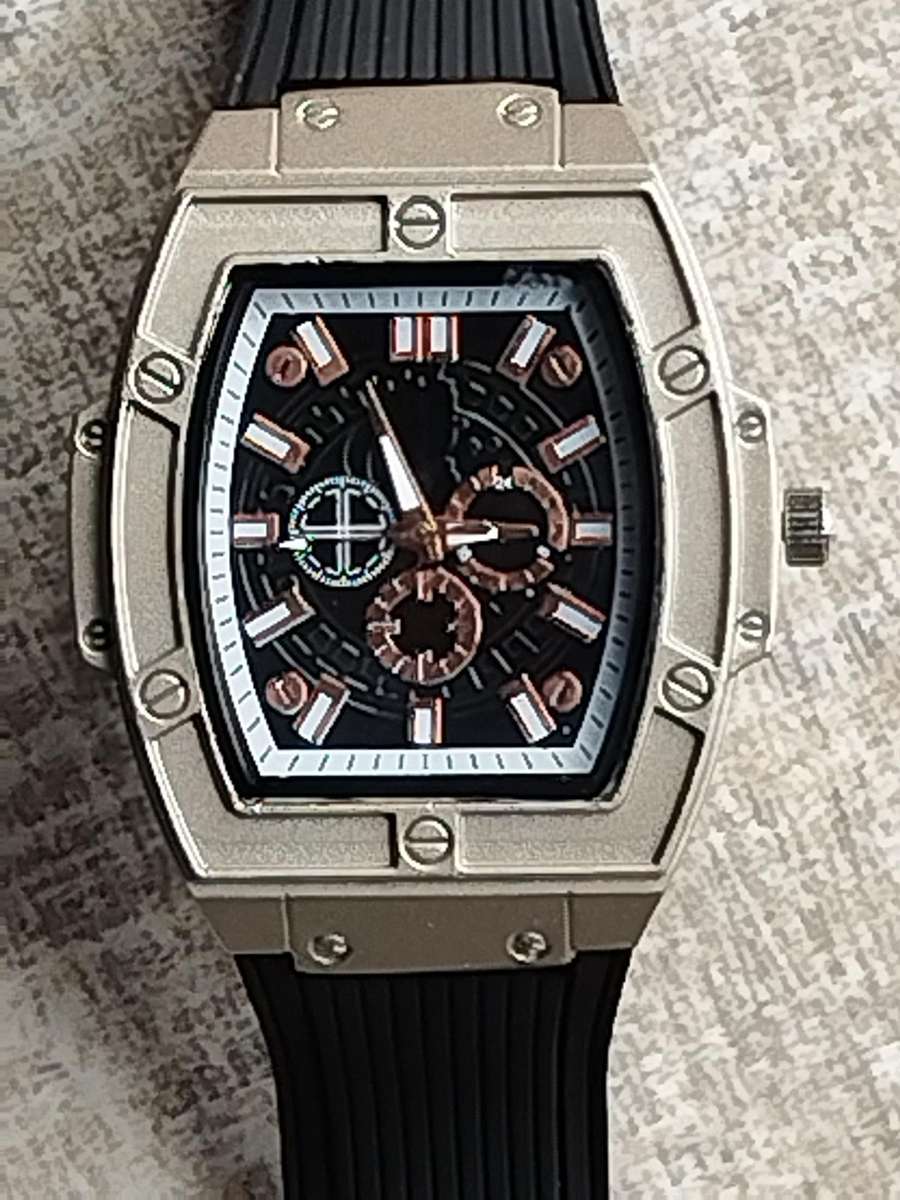 MENS BULKY 55MM FASHION WATCH IN EXCELLENT WORKING CONDITION