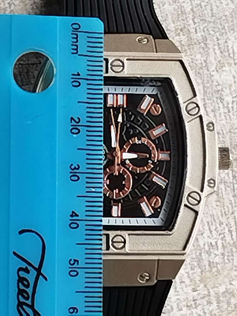 MENS BULKY 55MM FASHION WATCH IN EXCELLENT WORKING CONDITION