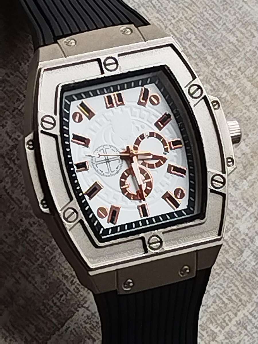 MENS BULKY 55MM FASHION WATCH IN EXCELLENT WORKING CONDITION