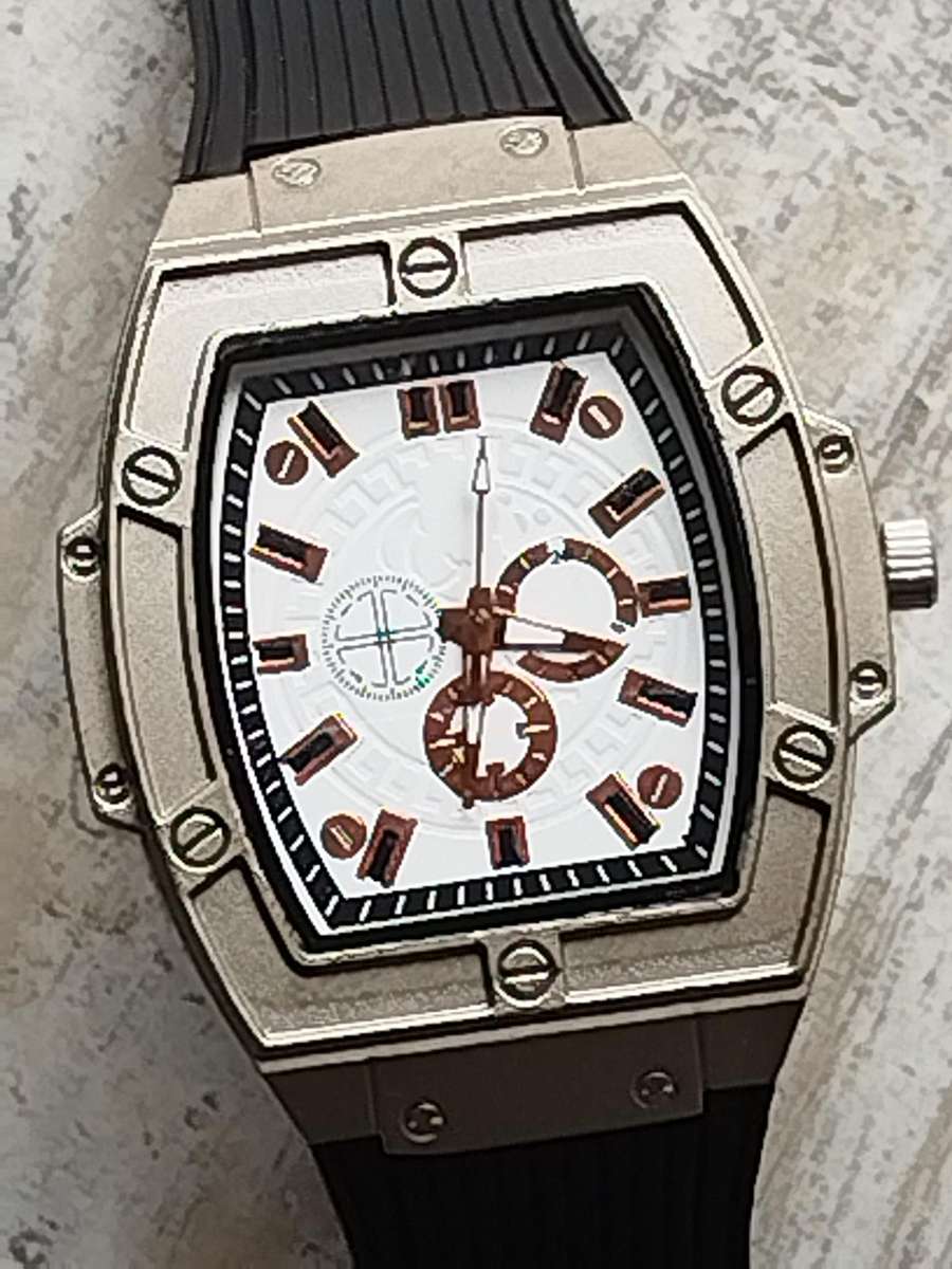 MENS BULKY 55MM FASHION WATCH IN EXCELLENT WORKING CONDITION