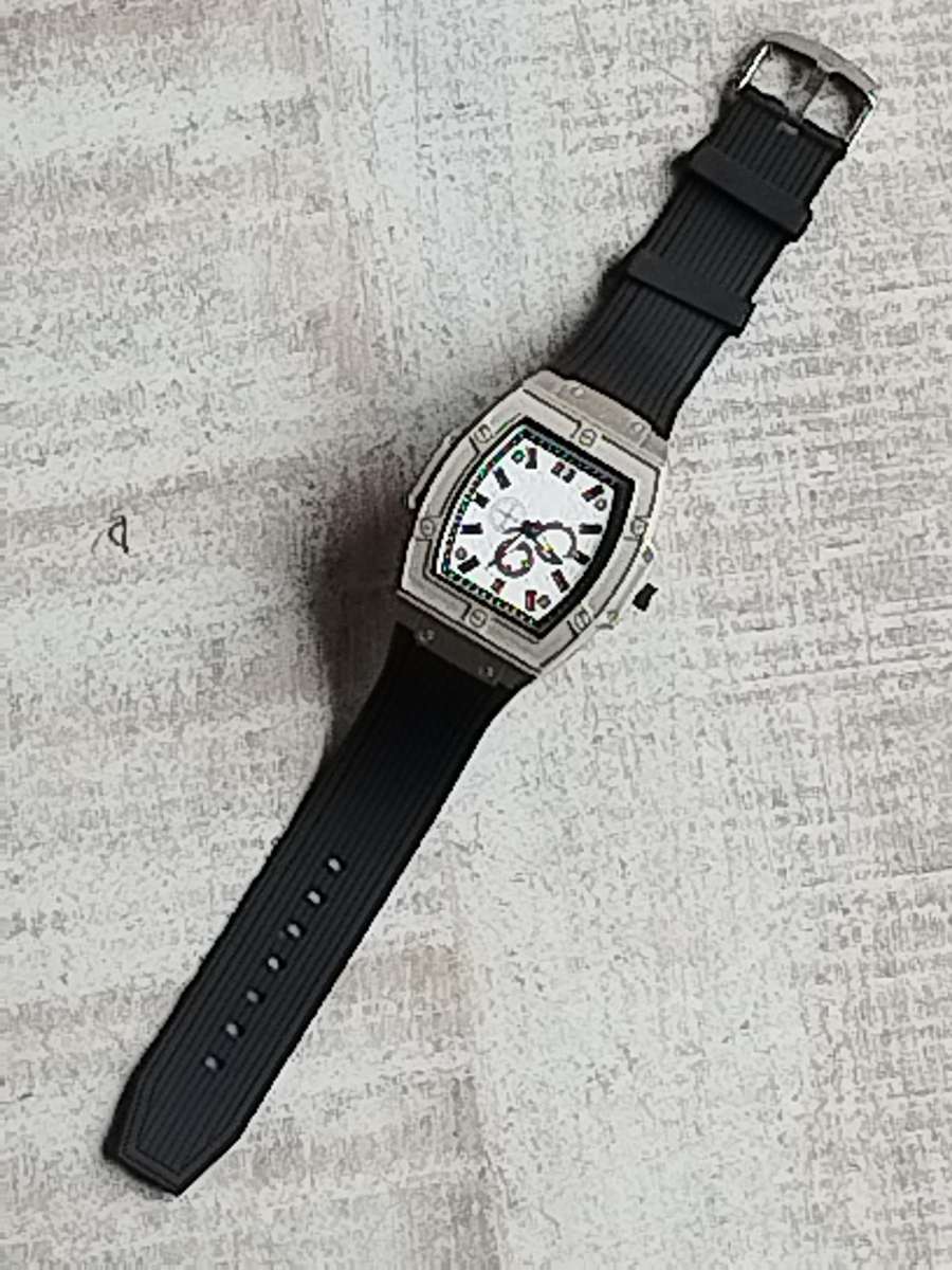 MENS BULKY 55MM FASHION WATCH IN EXCELLENT WORKING CONDITION