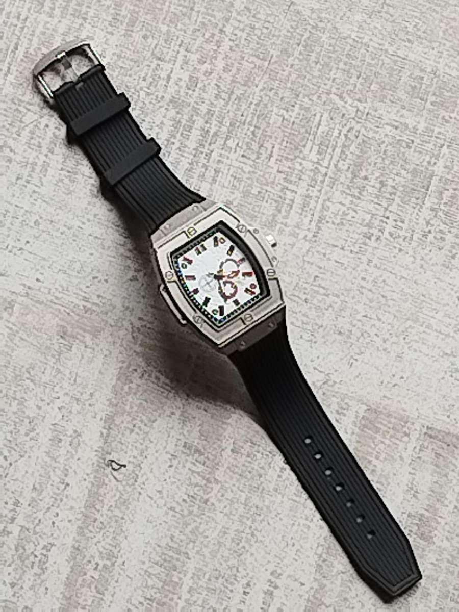 MENS BULKY 55MM FASHION WATCH IN EXCELLENT WORKING CONDITION