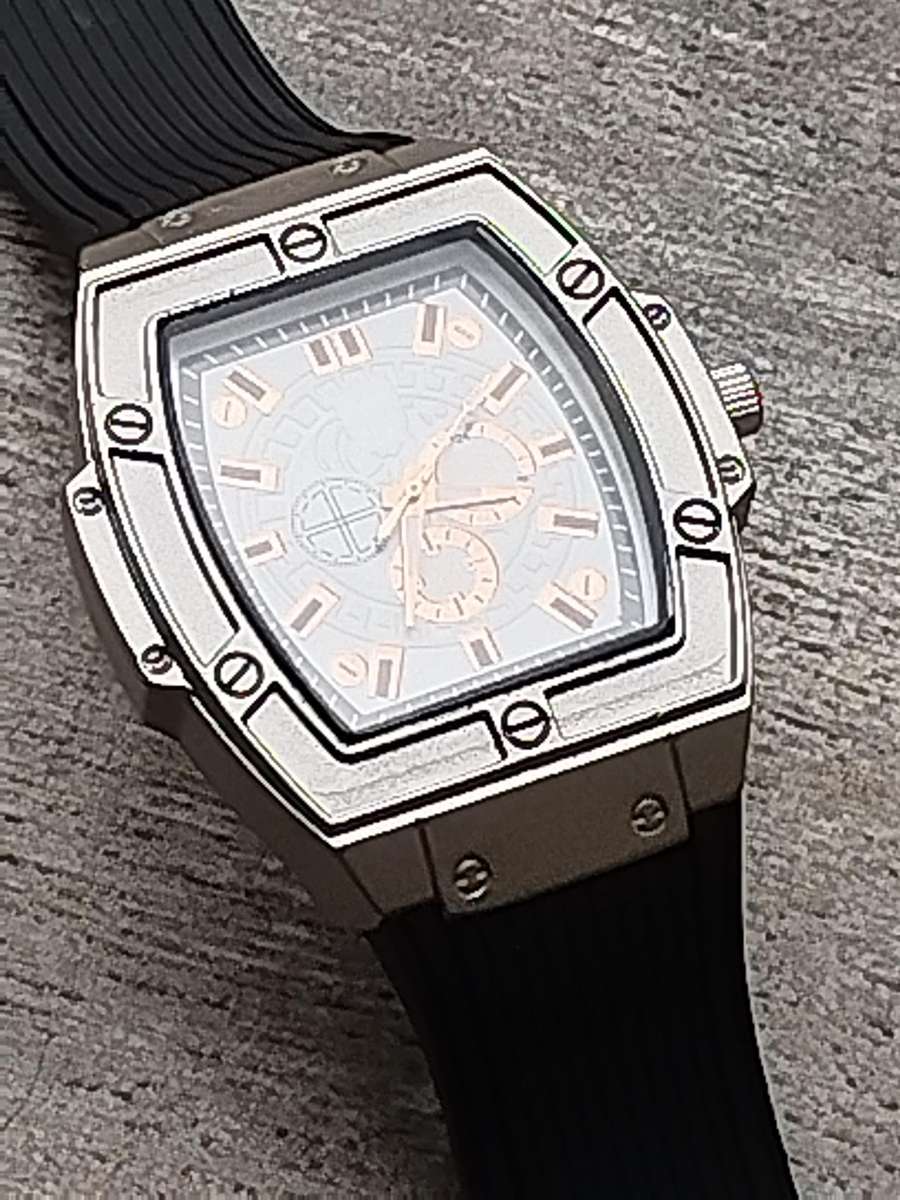 MENS BULKY 55MM FASHION WATCH IN EXCELLENT WORKING CONDITION