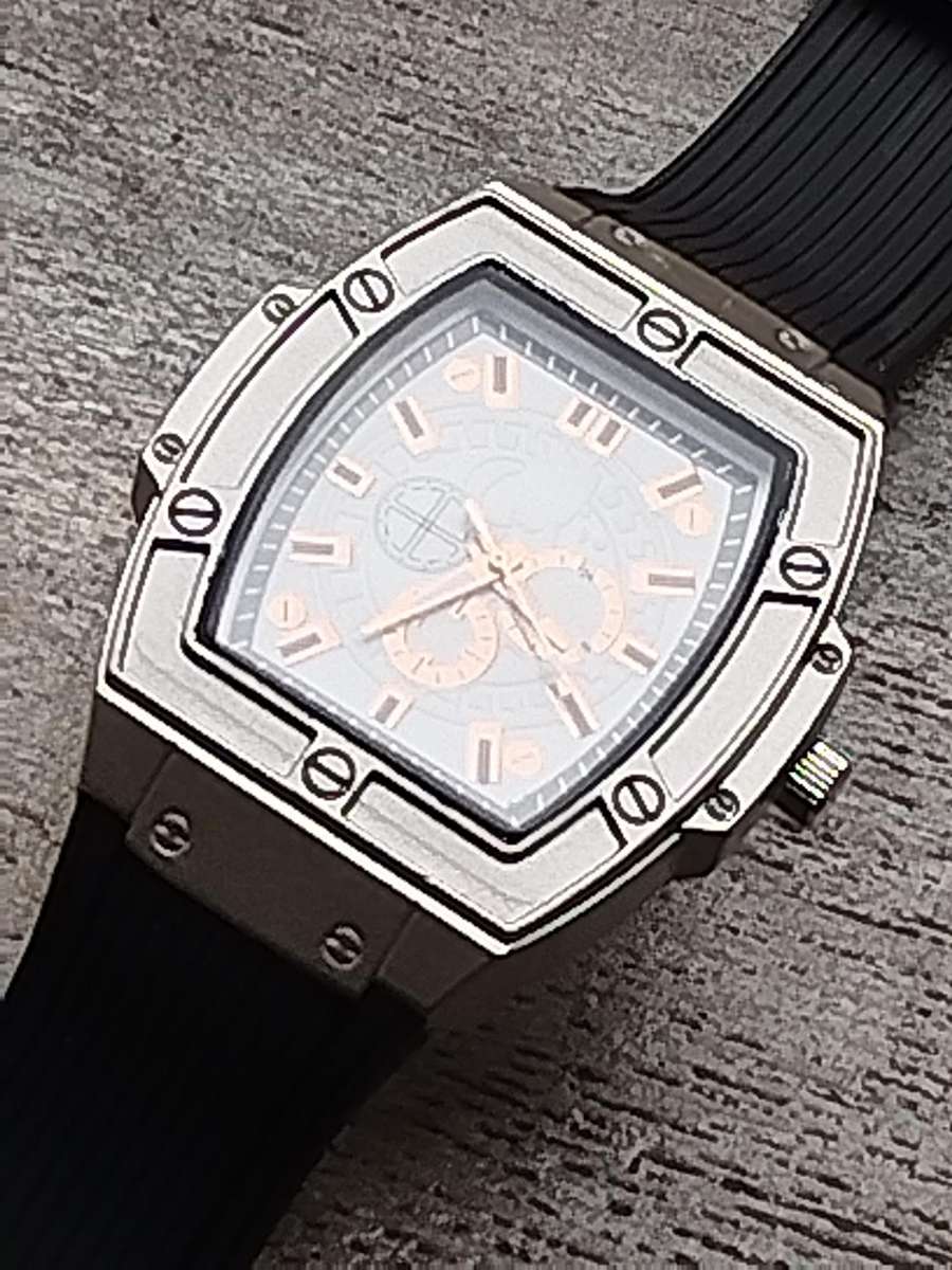 MENS BULKY 55MM FASHION WATCH IN EXCELLENT WORKING CONDITION