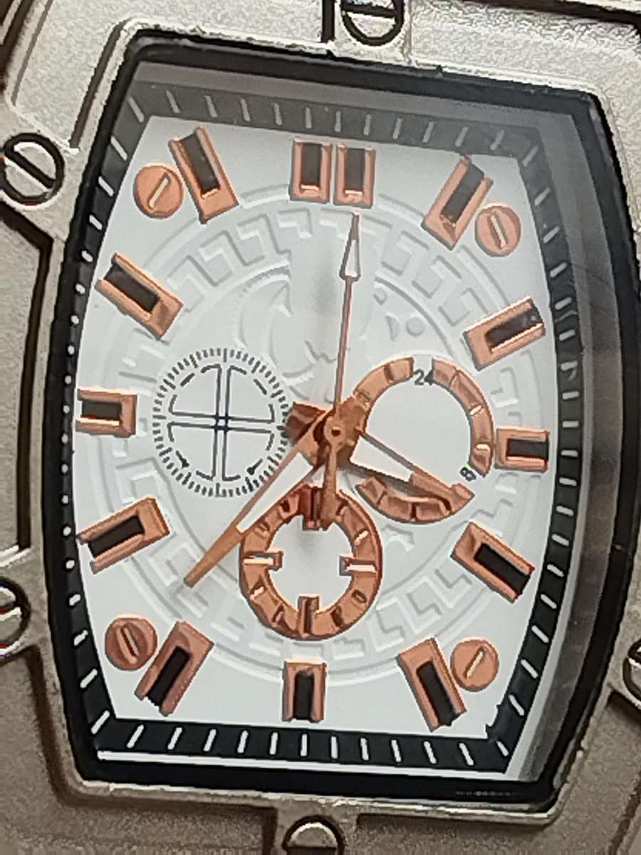 MENS BULKY 55MM FASHION WATCH IN EXCELLENT WORKING CONDITION