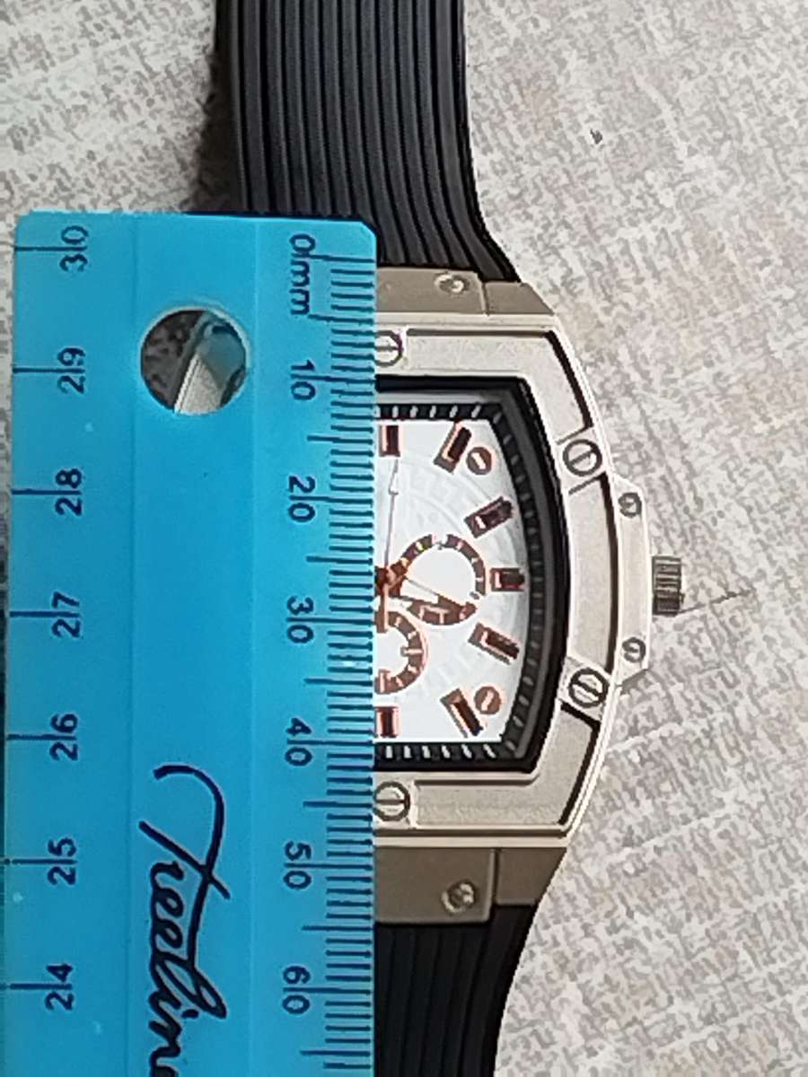 MENS BULKY 55MM FASHION WATCH IN EXCELLENT WORKING CONDITION