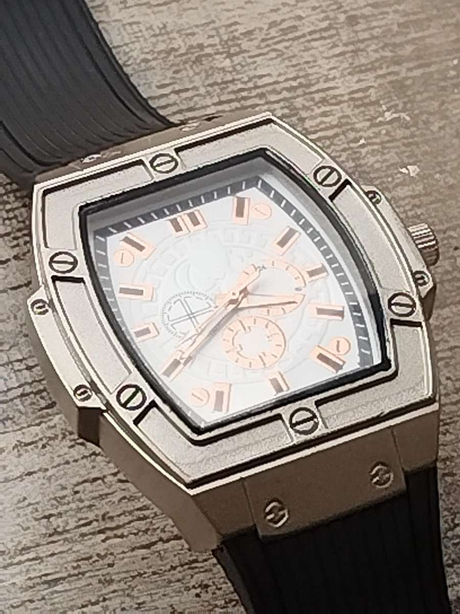 MENS BULKY 55MM FASHION WATCH IN EXCELLENT WORKING CONDITION