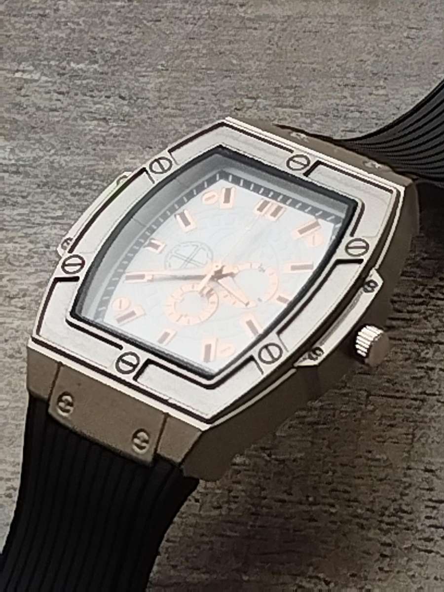 MENS BULKY 55MM FASHION WATCH IN EXCELLENT WORKING CONDITION