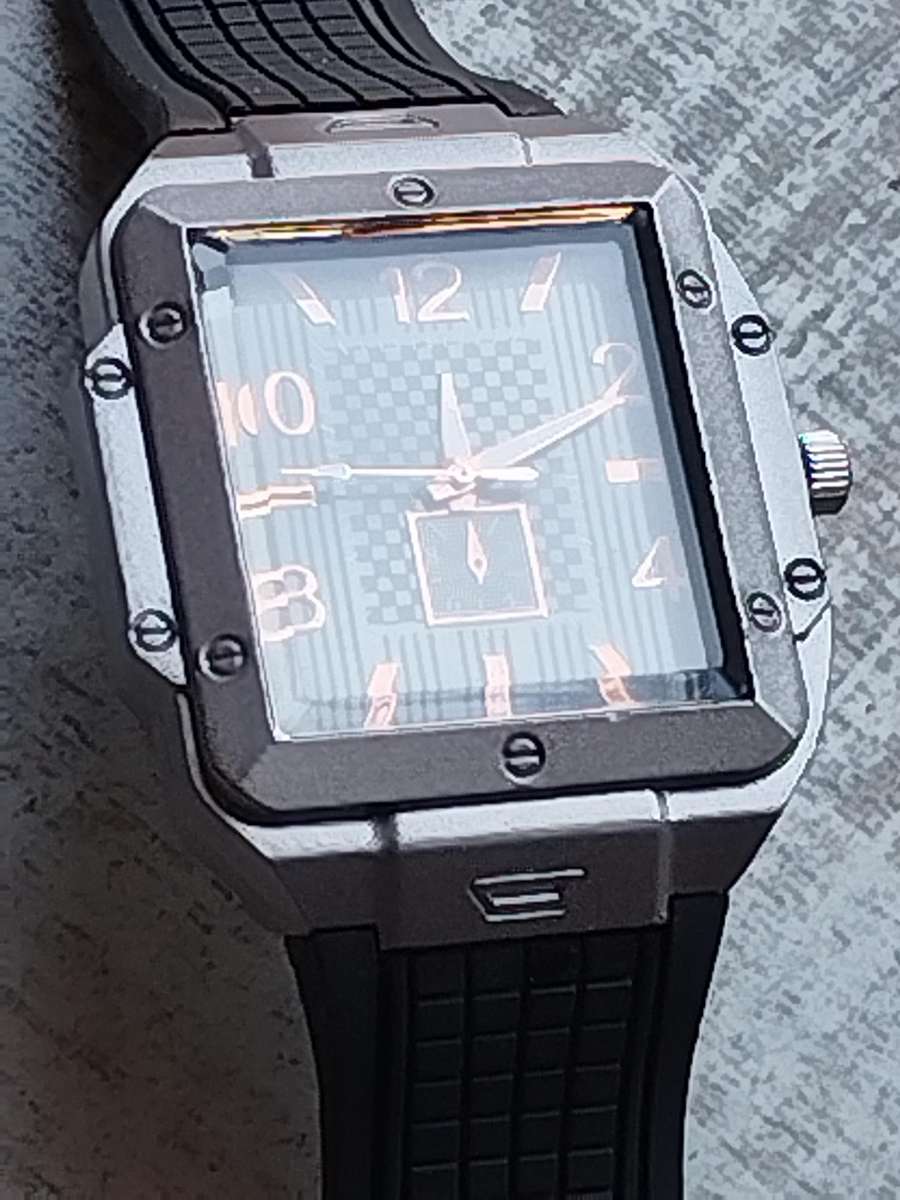 MENS BULKY 50MM WATCH WITH RUBBER STRAP IN EXCELLENT WORKING CONDITION