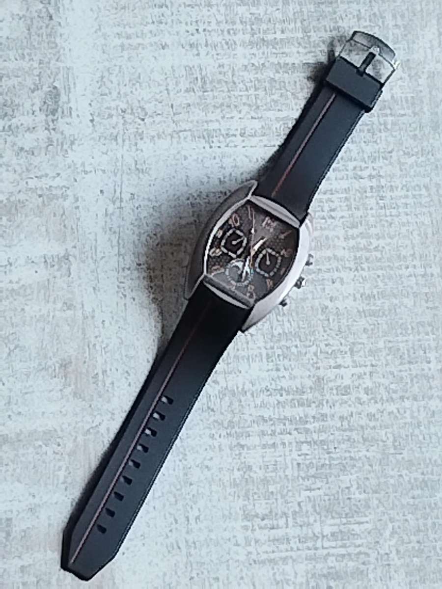 MENS BULKY FASHION WATCH IN EXCELLENT WORKING CONDITION