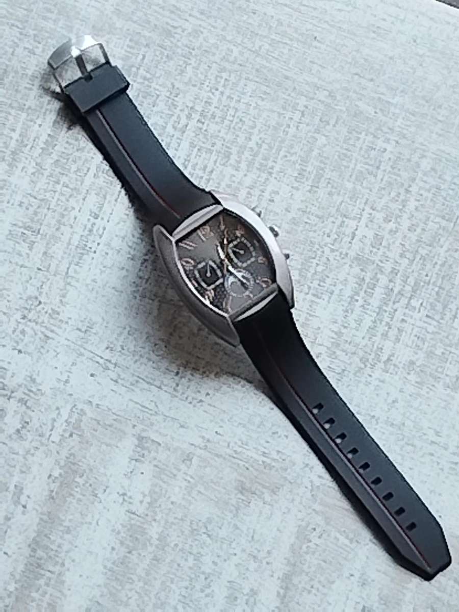 MENS BULKY FASHION WATCH IN EXCELLENT WORKING CONDITION