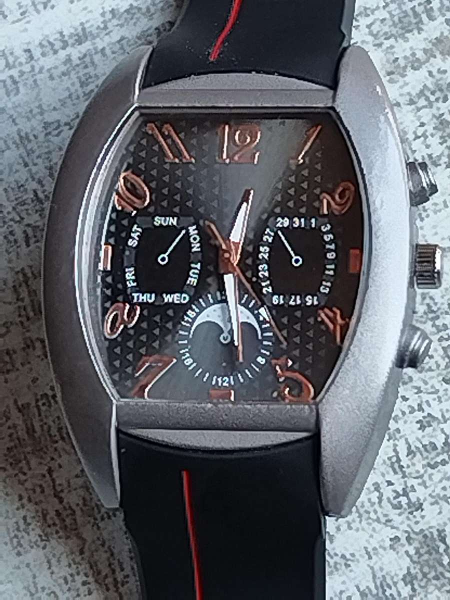 MENS BULKY FASHION WATCH IN EXCELLENT WORKING CONDITION