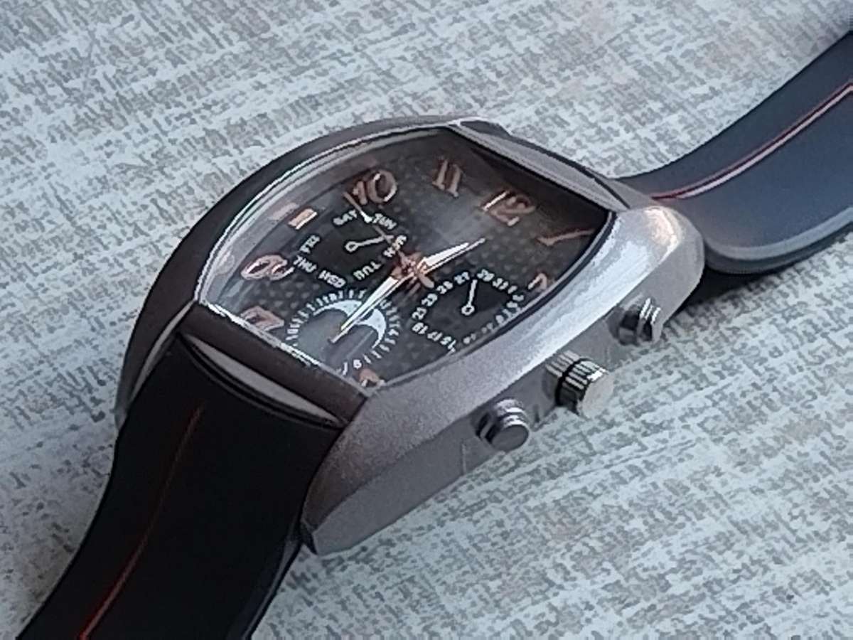 MENS BULKY FASHION WATCH IN EXCELLENT WORKING CONDITION