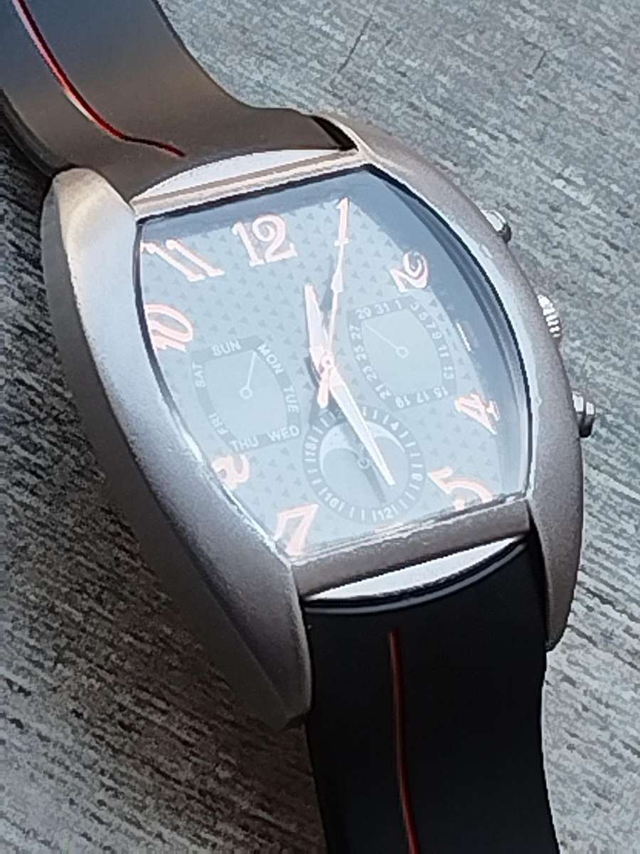 MENS BULKY FASHION WATCH IN EXCELLENT WORKING CONDITION