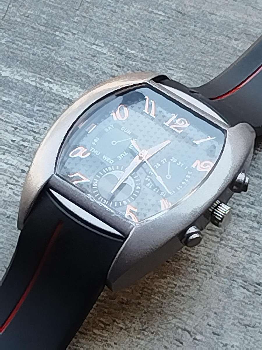 MENS BULKY FASHION WATCH IN EXCELLENT WORKING CONDITION