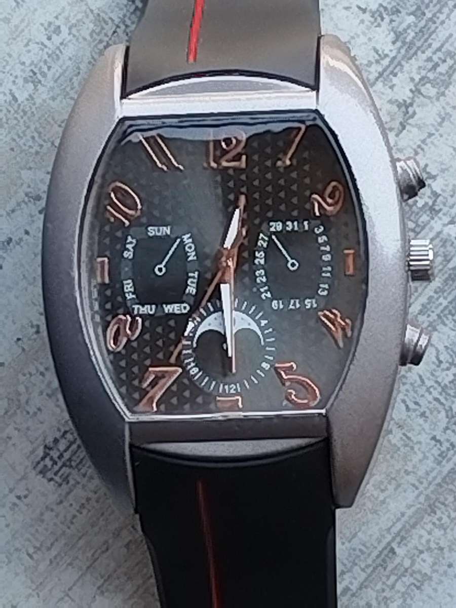 MENS BULKY FASHION WATCH IN EXCELLENT WORKING CONDITION