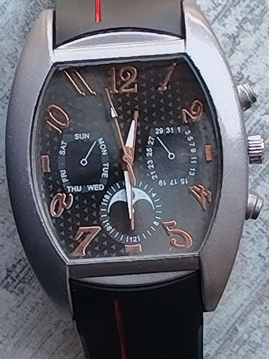 MENS BULKY FASHION WATCH IN EXCELLENT WORKING CONDITION