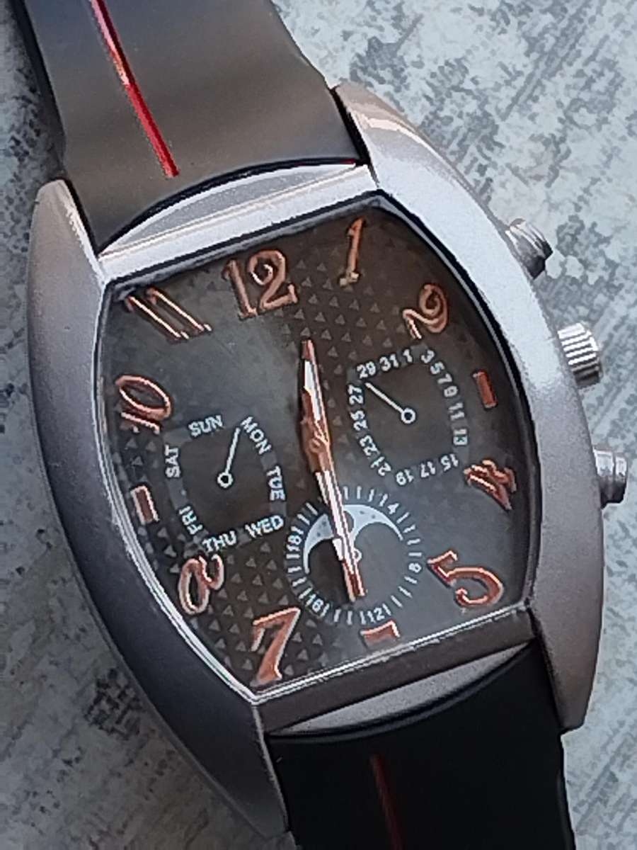 MENS BULKY FASHION WATCH IN EXCELLENT WORKING CONDITION