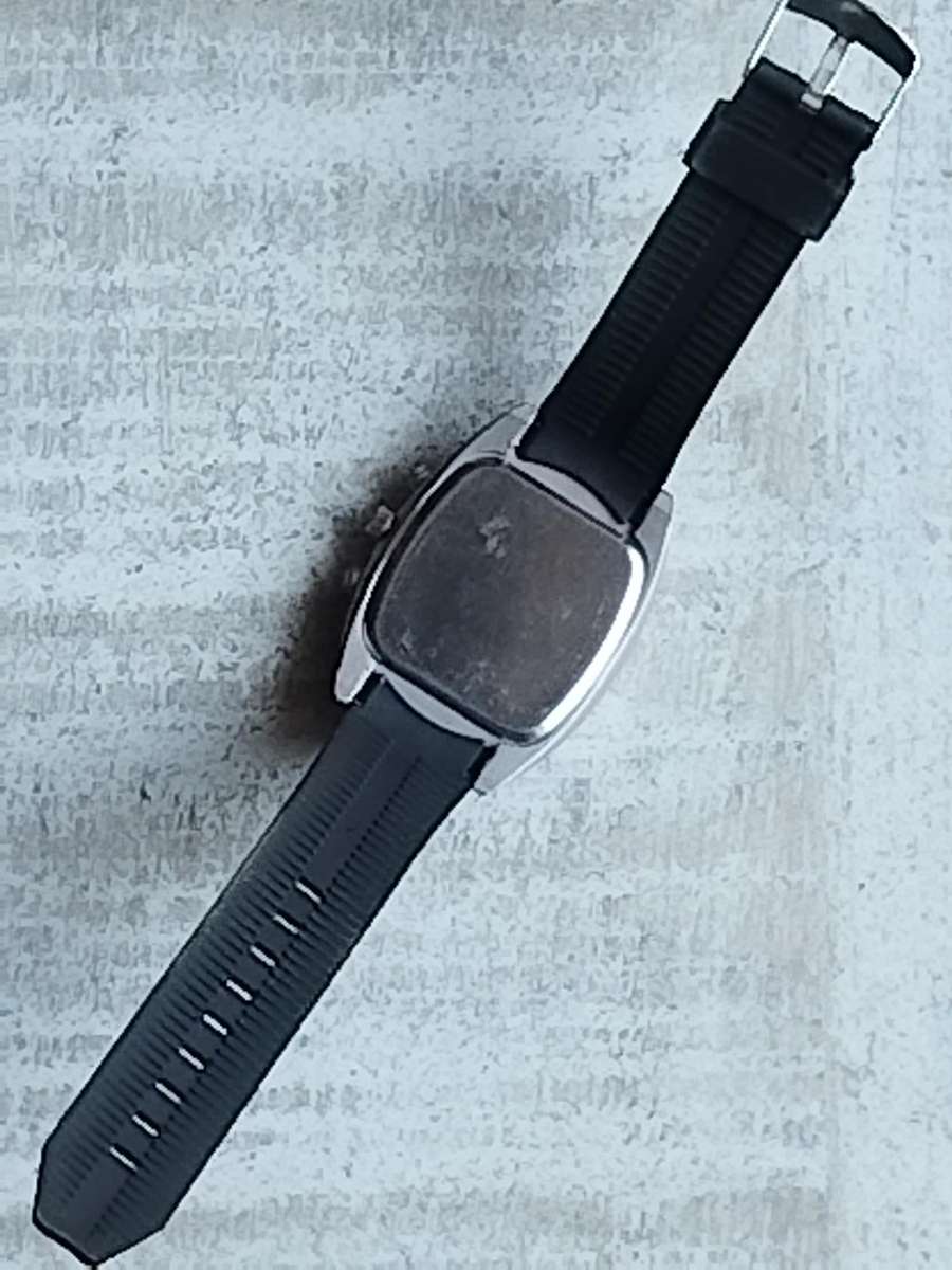 MENS BULKY FASHION WATCH IN EXCELLENT WORKING CONDITION