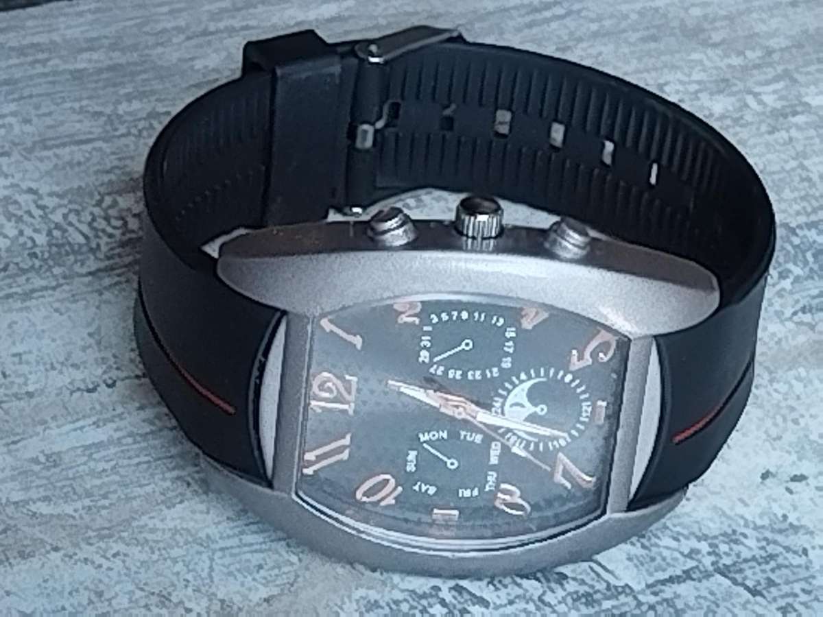 MENS BULKY FASHION WATCH IN EXCELLENT WORKING CONDITION