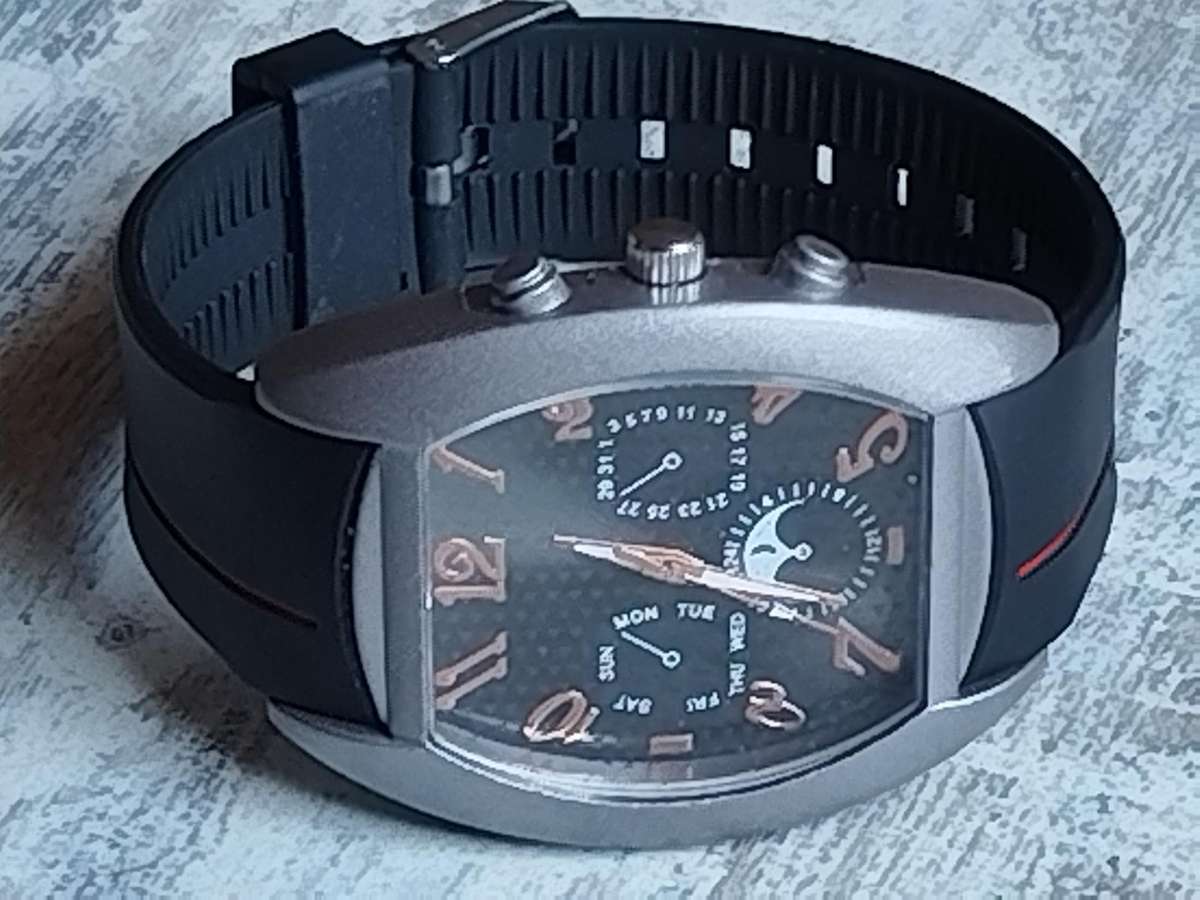 MENS BULKY FASHION WATCH IN EXCELLENT WORKING CONDITION