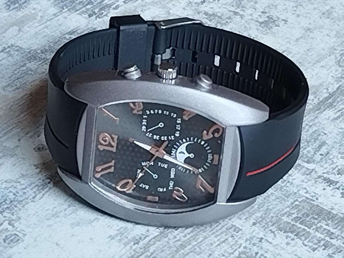 MENS BULKY FASHION WATCH IN EXCELLENT WORKING CONDITION