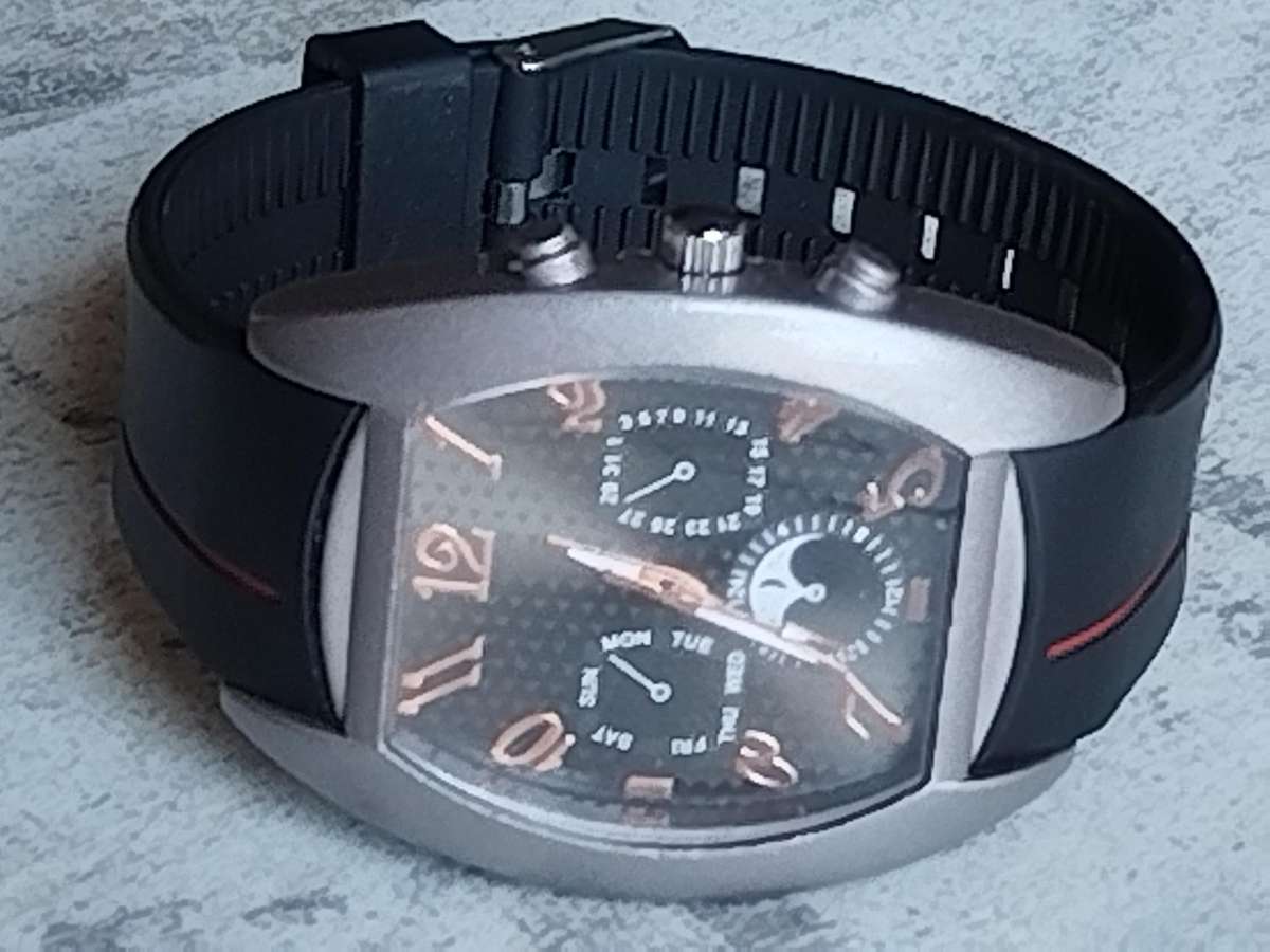 MENS BULKY FASHION WATCH IN EXCELLENT WORKING CONDITION