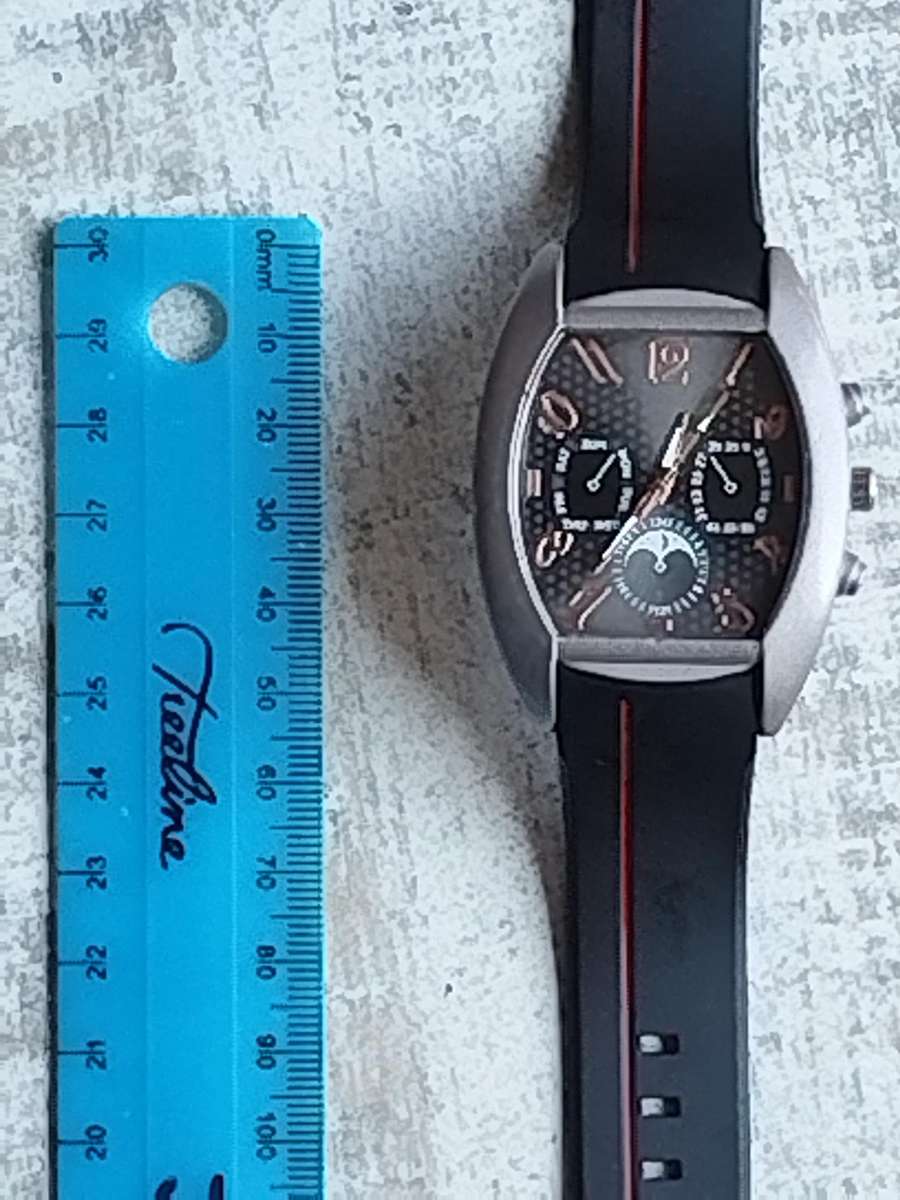 MENS BULKY FASHION WATCH IN EXCELLENT WORKING CONDITION