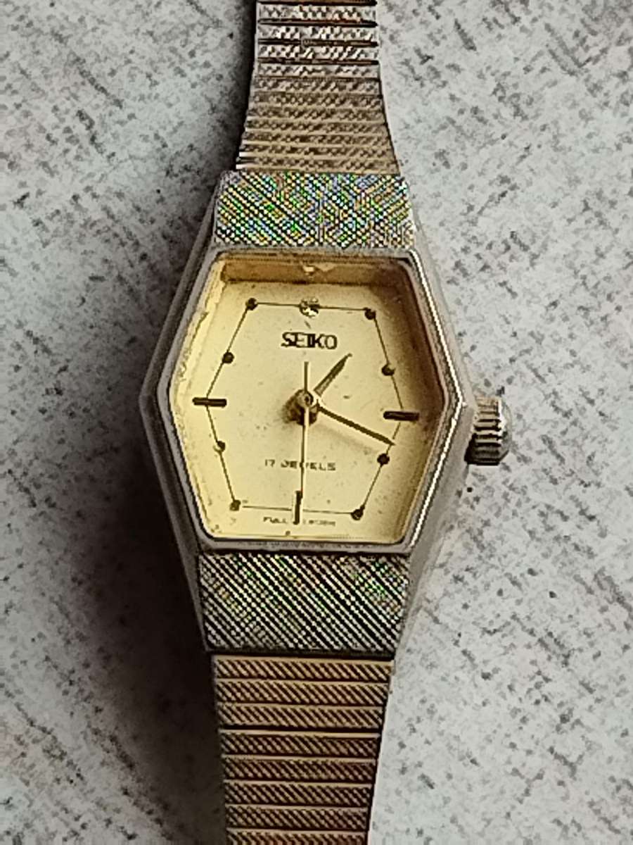 LADIES VINTAGE SEIKO 17 JEWELS WATCH IN GOOD WORKING CONDITION