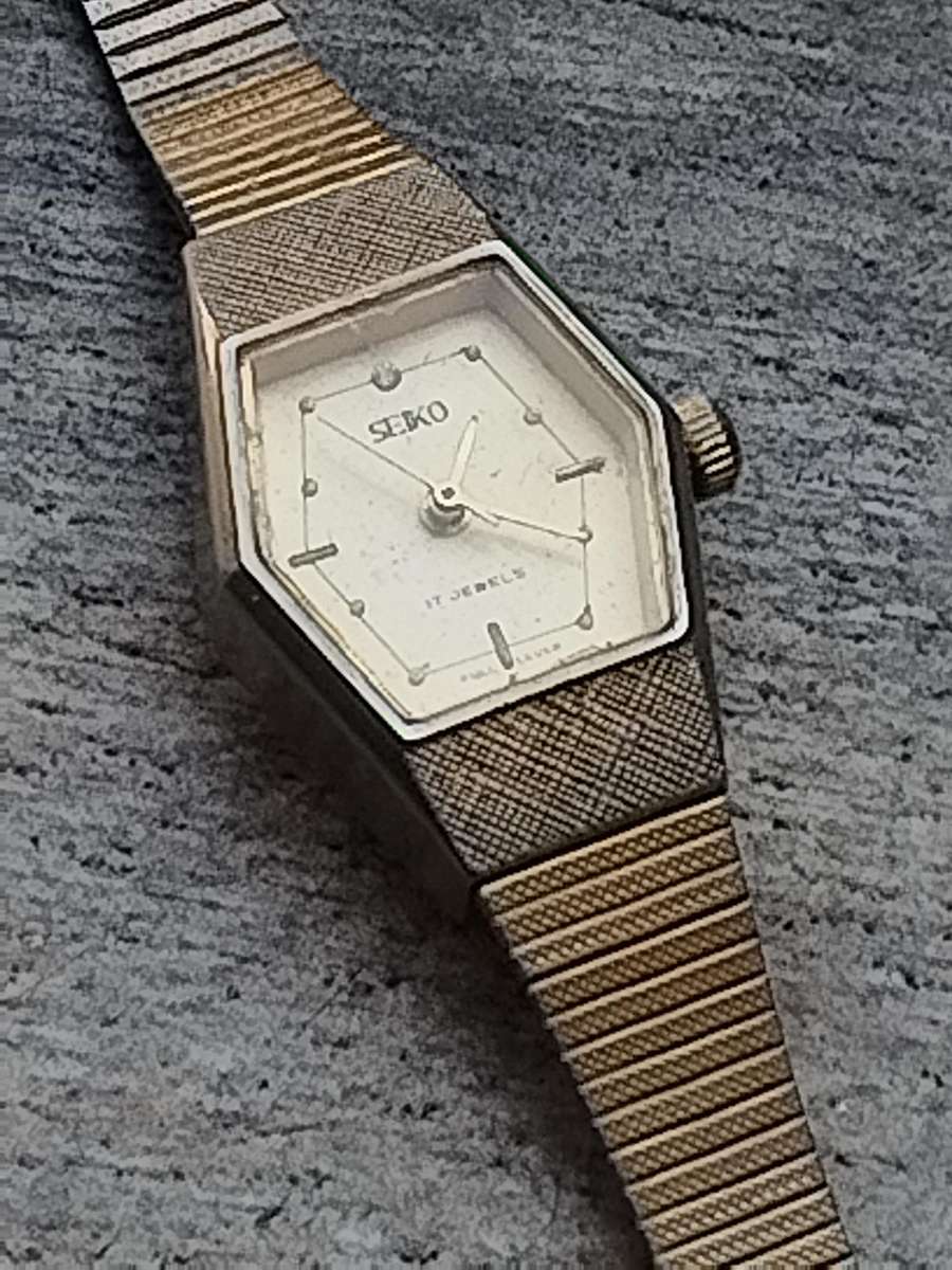 LADIES VINTAGE SEIKO 17 JEWELS WATCH IN GOOD WORKING CONDITION