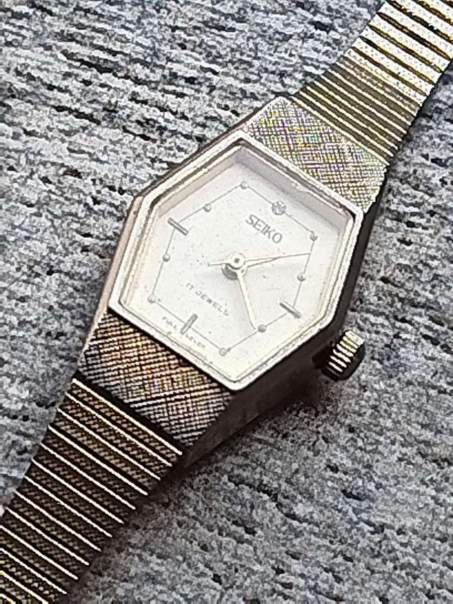 LADIES VINTAGE SEIKO 17 JEWELS WATCH IN GOOD WORKING CONDITION