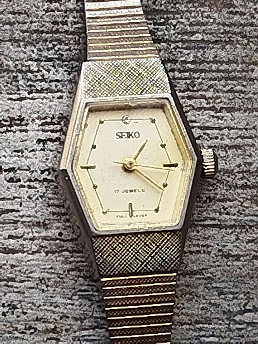 LADIES VINTAGE SEIKO 17 JEWELS WATCH IN GOOD WORKING CONDITION