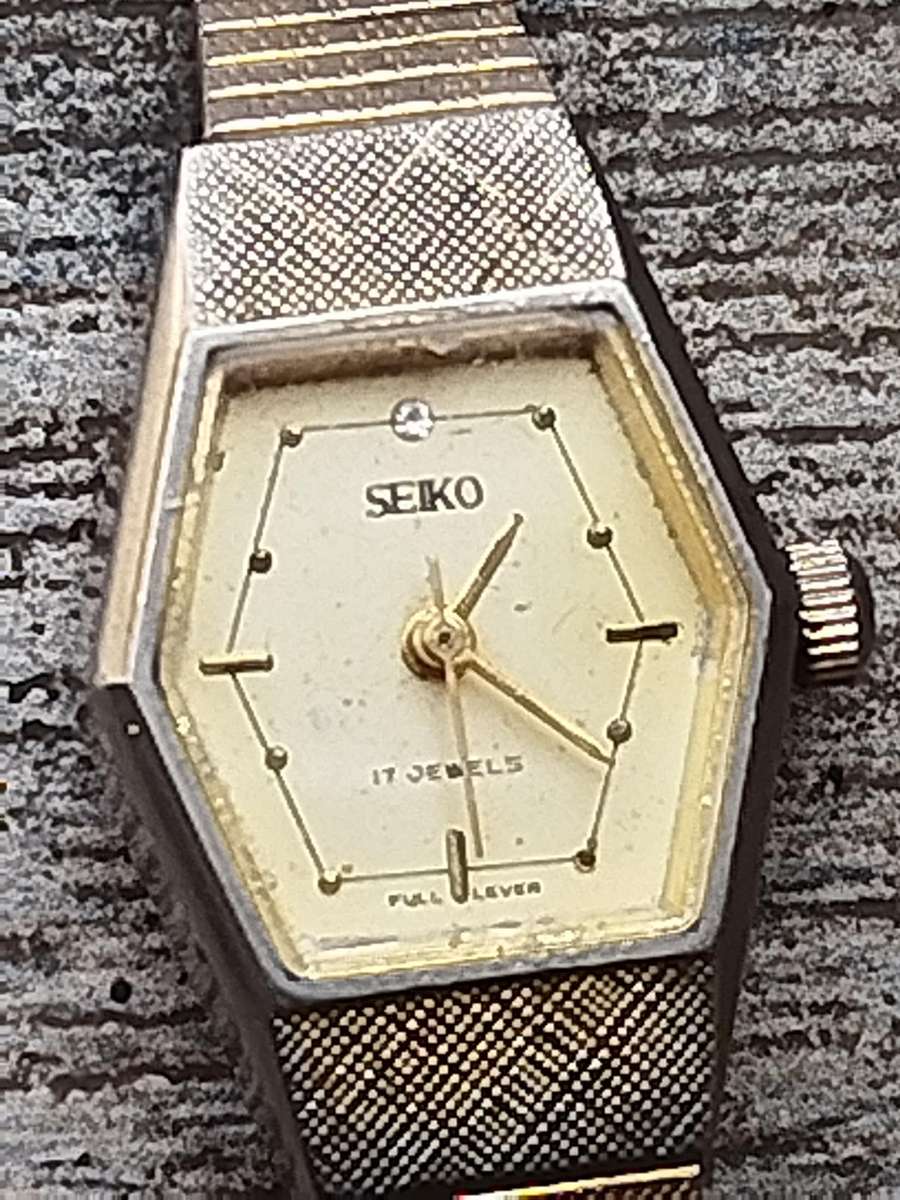 LADIES VINTAGE SEIKO 17 JEWELS WATCH IN GOOD WORKING CONDITION