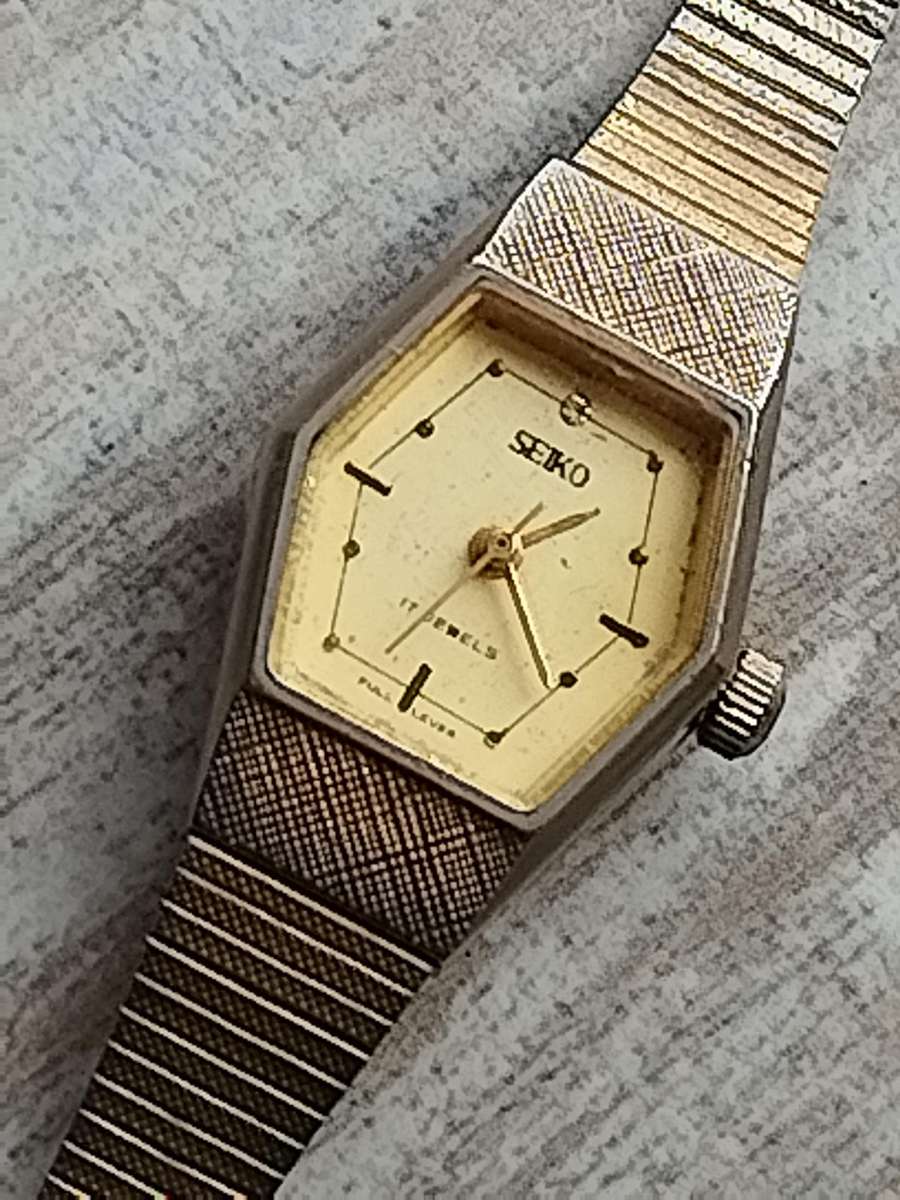 LADIES VINTAGE SEIKO 17 JEWELS WATCH IN GOOD WORKING CONDITION