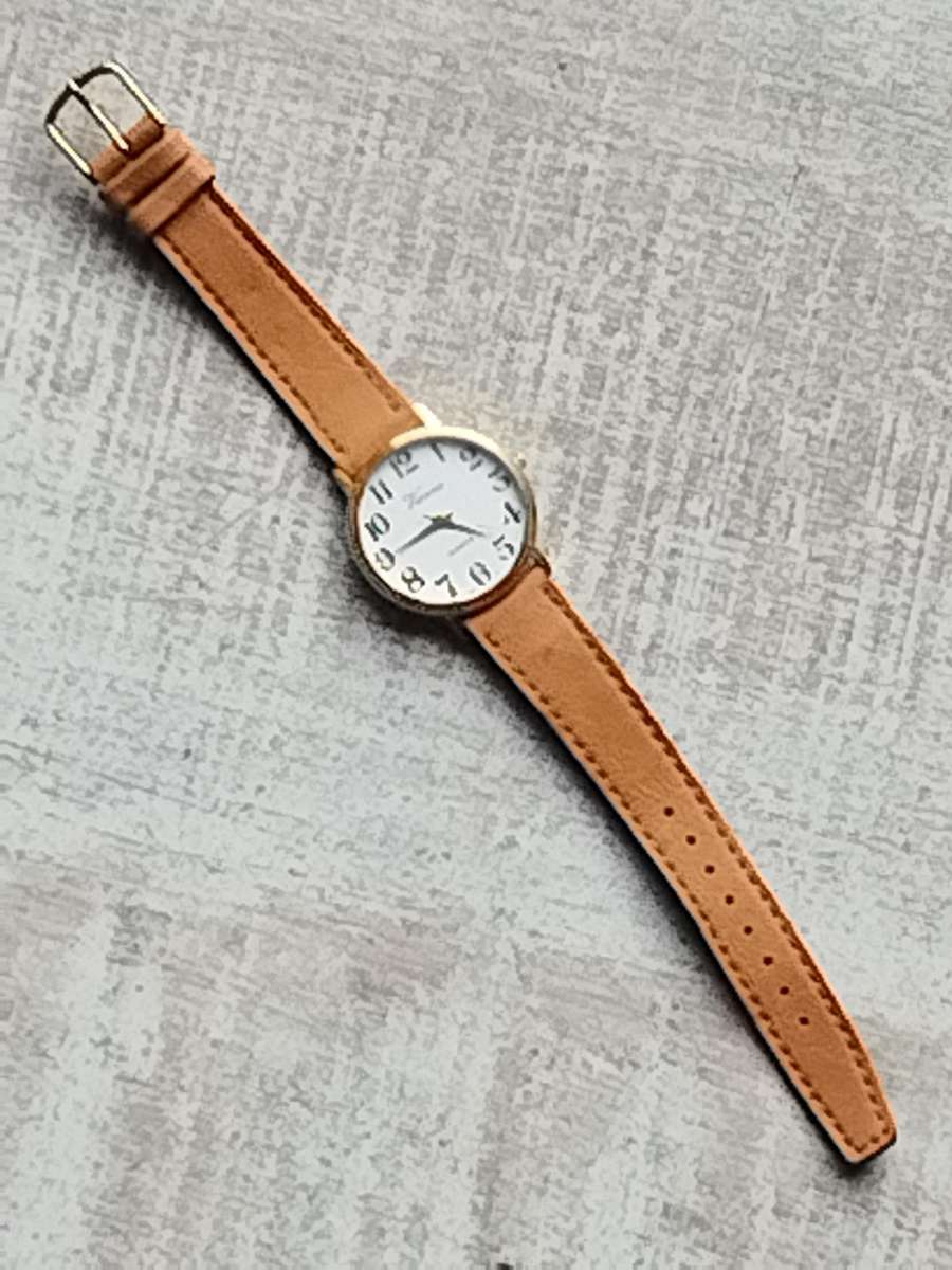 STUNNING LADIES VIENNA GOLD PLATED WATCH IN EXCELLENT WORKING CONDITION