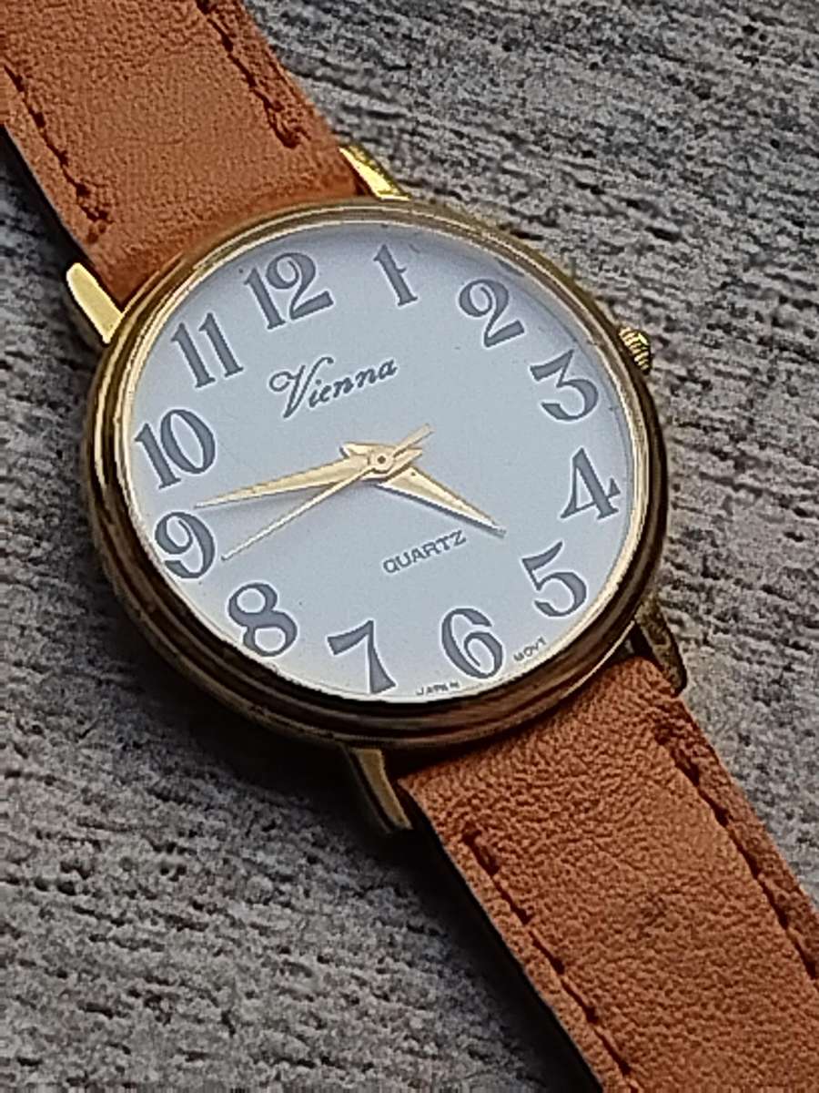 STUNNING LADIES VIENNA GOLD PLATED WATCH IN EXCELLENT WORKING CONDITION