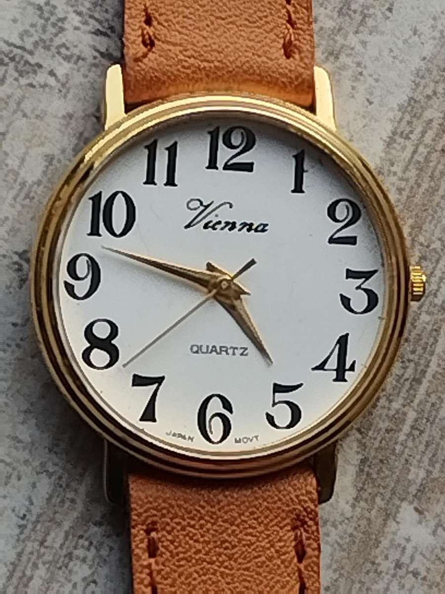 STUNNING LADIES VIENNA GOLD PLATED WATCH IN EXCELLENT WORKING CONDITION