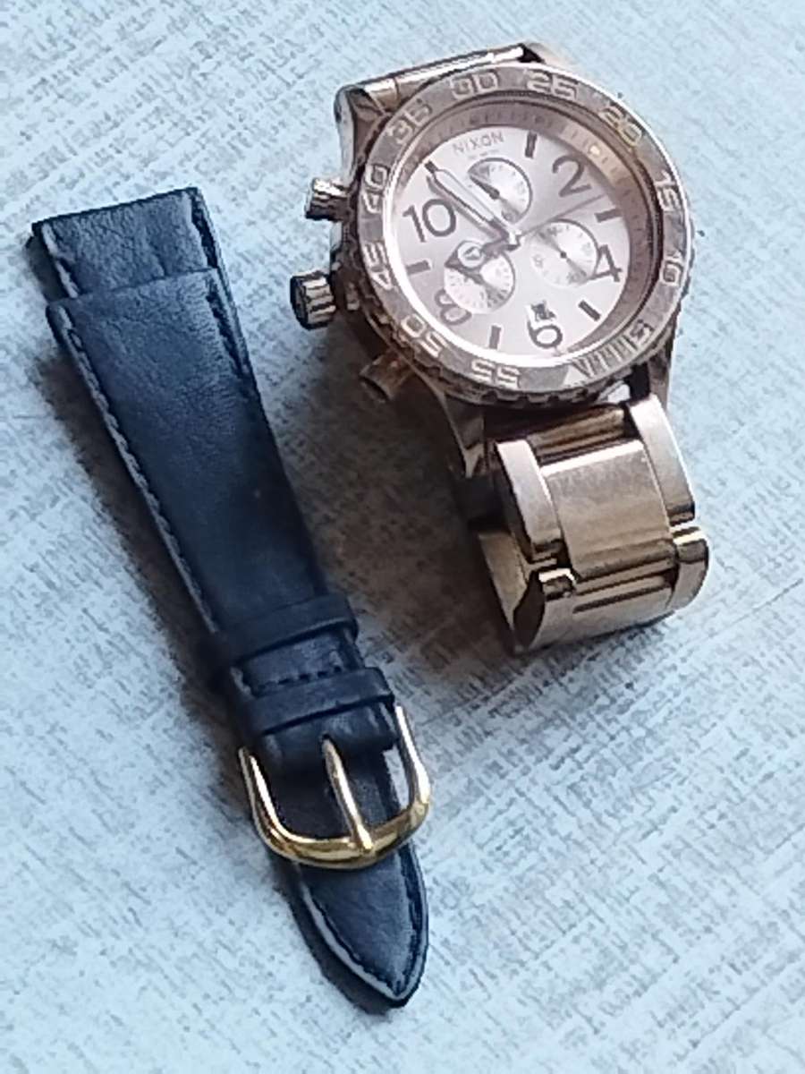 MENS NIXON GOLD PLATED VERY HEAVY WATCH IN EXCELLENT WORKING CONDITION