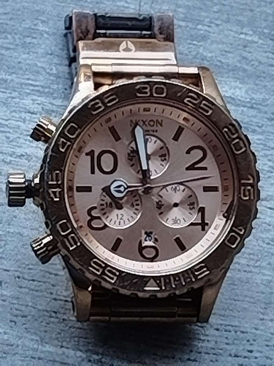 MENS NIXON GOLD PLATED VERY HEAVY WATCH IN EXCELLENT WORKING CONDITION